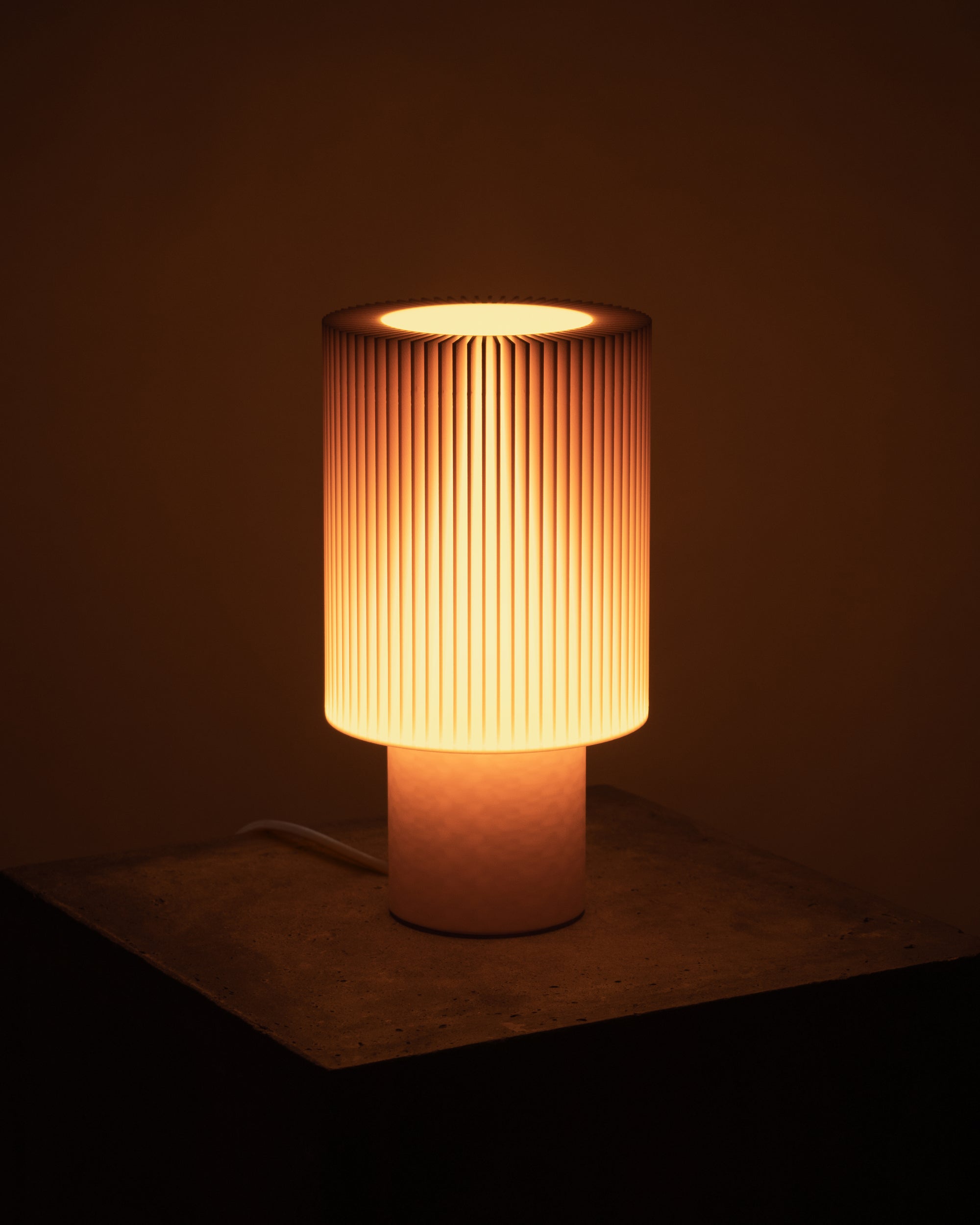 Lampe Iris Colors – Soufre éteinte, imprimée en 3D, posée sur un socle en béton brut, finition jaune solaire et design nervuré minimaliste.